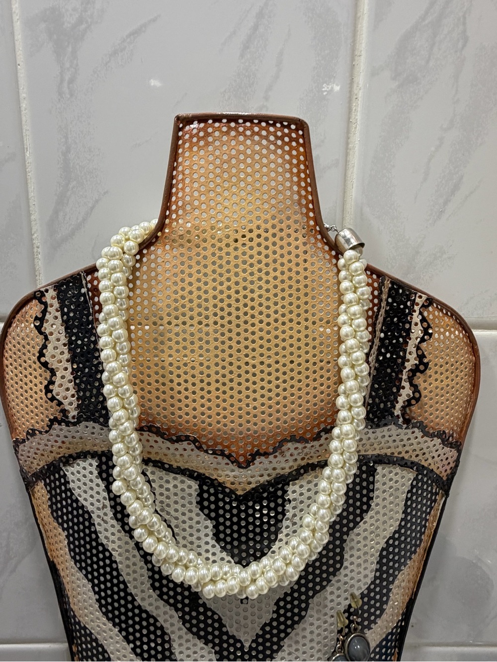 Classic Pearl Twist Necklace - Cream Pearl Accent